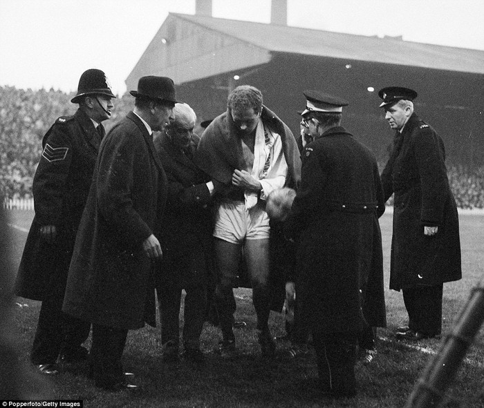 Thủ môn M.U Harry Gregg chấn thương vai trong trận đại chiến với Liverpool tại Old Trafford năm 1963. Trong ảnh Sir Matt Busby, HLV trưởng M.U (thứ hai từ trái) đang rất âu lo.